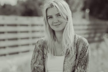 Boho, doğada çingene tarzı. Sarışın kadın açık hava portresi. Kıyafet koleksiyonu 