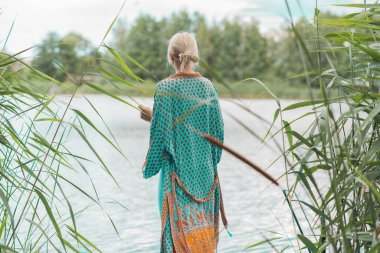 Boho, doğada çingene tarzı. Sarışın kadın açık hava portresi. Kıyafet koleksiyonu 