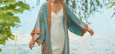 Boho, doğada çingene tarzı. Sarışın kadın açık hava portresi. Kıyafet koleksiyonu 