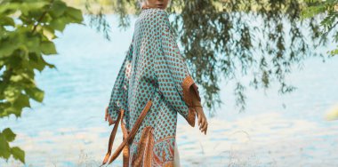 Boho, doğada çingene tarzı. Sarışın kadın açık hava portresi. Kıyafet koleksiyonu 