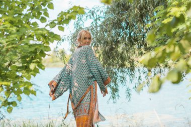 Boho, doğada çingene tarzı. Sarışın kadın açık hava portresi. Kıyafet koleksiyonu 