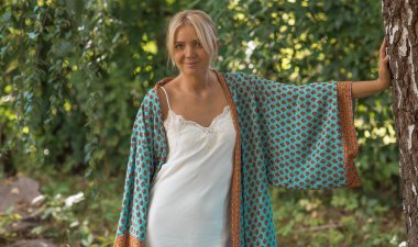 Boho, doğada çingene tarzı. Sarışın kadın açık hava portresi. Kıyafet koleksiyonu 