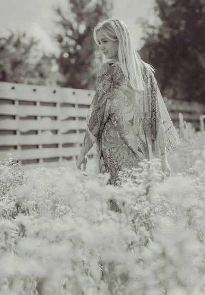 Boho 吉普赛风格的自然 金发女子户外肖像 服装系列 — 图库照片