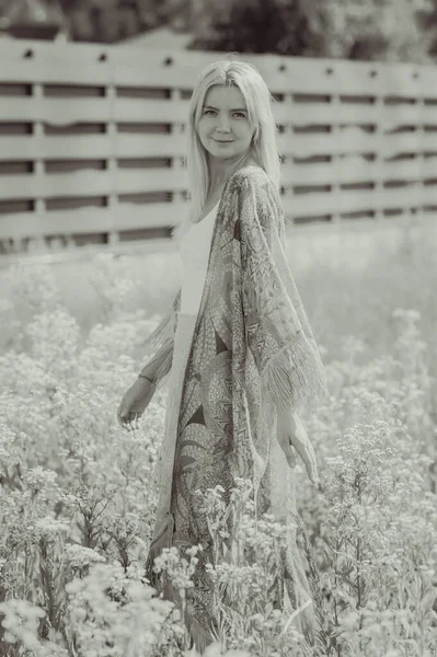 Boho Zigeunerstijl Natuur Blonde Vrouw Outdoor Portret Inzameling Van Kleding — Stockfoto