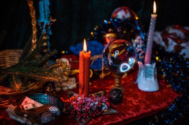 Noel atmosferi kavramı, kehanetler, kader kehanetleri, sihirli top ve diğer büyüler. Sihirli tatil estetiği tasviri