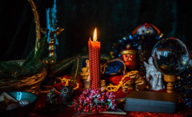 Noel atmosferi kavramı, kehanetler, kader kehanetleri, sihirli top ve diğer büyüler. Sihirli tatil estetiği tasviri