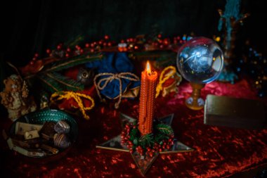 Noel atmosferi kavramı, kehanetler, kader kehanetleri, sihirli top ve diğer büyüler. Sihirli tatil estetiği tasviri