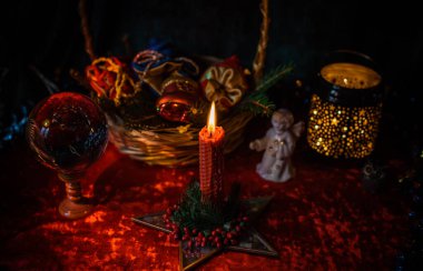 Noel atmosferi kavramı, kehanetler, kader kehanetleri, sihirli top ve diğer büyüler. Sihirli tatil estetiği tasviri
