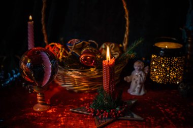 Noel atmosferi kavramı, kehanetler, kader kehanetleri, sihirli top ve diğer büyüler. Sihirli tatil estetiği tasviri