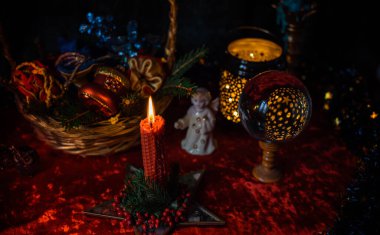 Noel atmosferi kavramı, kehanetler, kader kehanetleri, sihirli top ve diğer büyüler. Sihirli tatil estetiği tasviri