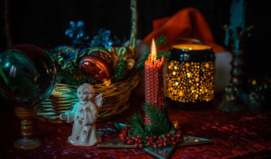 Noel atmosferi kavramı, kehanetler, kader kehanetleri, sihirli top ve diğer büyüler. Sihirli tatil estetiği tasviri