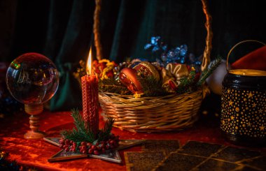 Noel atmosferi kavramı, kehanetler, kader kehanetleri, sihirli top ve diğer büyüler. Sihirli tatil estetiği tasviri