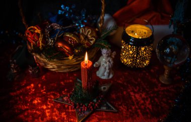 Mistik tatil atmosferi, Xmas estetiği, olumlu kış havası, ev dekorasyonu.
