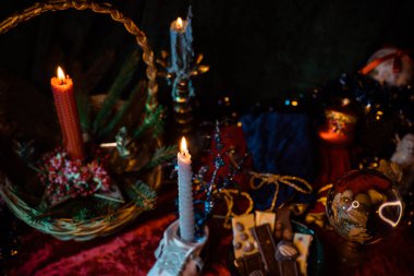 Mistik tatil atmosferi, Xmas estetiği, olumlu kış havası, ev dekorasyonu.