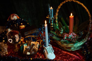 Mistik tatil atmosferi, Xmas estetiği, olumlu kış havası, ev dekorasyonu.
