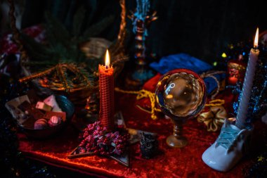 Mistik tatil atmosferi, Xmas estetiği, olumlu kış havası, ev dekorasyonu.