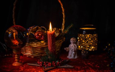 Mistik tatil atmosferi, Xmas estetiği, olumlu kış havası, ev dekorasyonu.