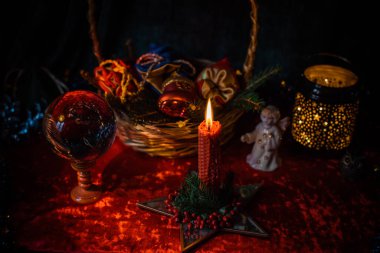 Mistik tatil atmosferi, Xmas estetiği, olumlu kış havası, ev dekorasyonu.