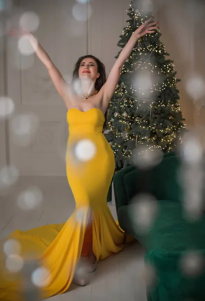 冬休みのコンセプト インスピレーションと妖精の時間 クリスマスツリーの近くの女性 パーティードレス 魔法の夜の時間でかなり素敵な女性 — ストック写真