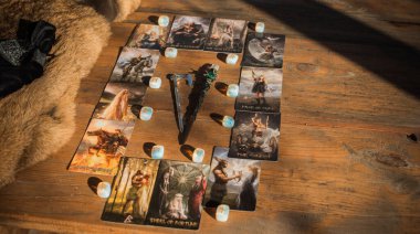 Kehanet kavramı, tarot kartları ve İskandinav büyüsü. Avrupa, İsveç. 12 Kasım: İllüstrasyon Editörü