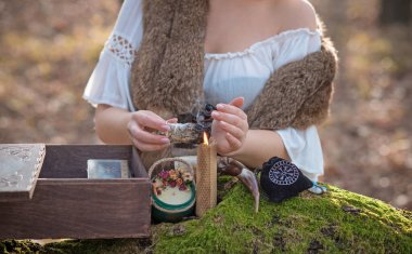 Eski İskandinav büyüsünün bir yansıması. Kuzey dünyası kavramı, cadı kavramı, ayin ve diğer büyüler. 