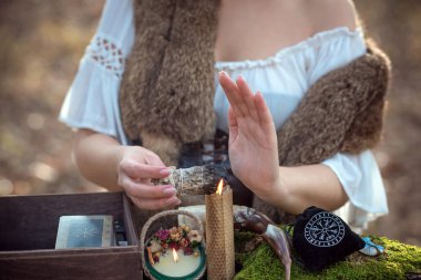 Eski İskandinav büyüsünün bir yansıması. Kuzey dünyası kavramı, cadı kavramı, ayin ve diğer büyüler. 