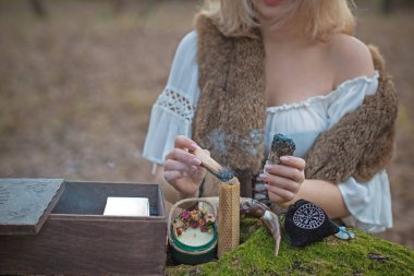 Eski İskandinav büyüsünün bir yansıması. Kuzey dünyası kavramı, cadı kavramı, ayin ve diğer büyüler. 