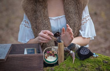 Eski İskandinav büyüsünün bir yansıması. Kuzey dünyası kavramı, cadı kavramı, ayin ve diğer büyüler. 