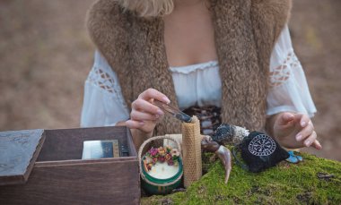 Eski İskandinav büyüsünün bir yansıması. Kuzey dünyası kavramı, cadı kavramı, ayin ve diğer büyüler. 