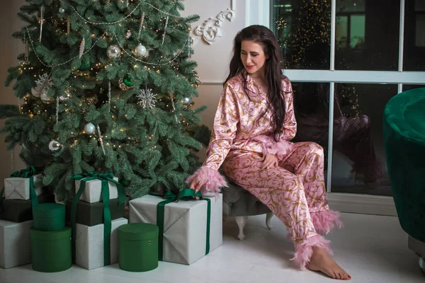 居心地の良い家でピンクの柔らかいパジャマの女性 ファッションデザインとライフスタイルの概念 — ストック写真