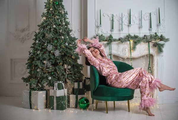 Женщина Розовой Мягкой Пижаме Уютном Доме Концепция Дизайна Одежды Образа — стоковое фото
