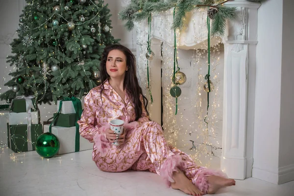 居心地の良い家でピンクの柔らかいパジャマの女性 ファッションデザインとライフスタイルの概念 — ストック写真