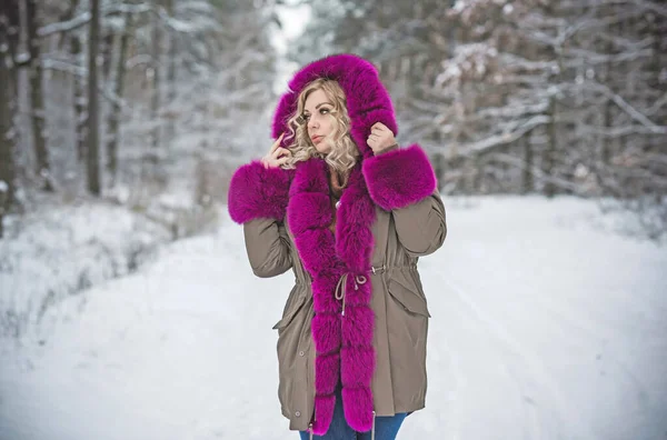 Kış Parkında Yürüyüş Yapan Güzel Bir Kadın Soğuk Zamanlar Orta — Stok fotoğraf