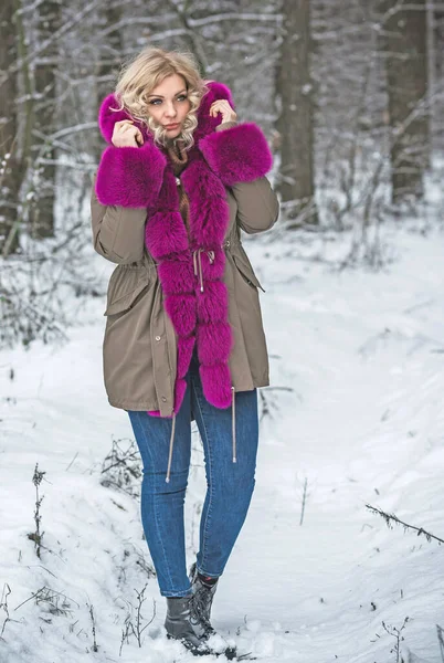 Hermosa Mujer Paseo Por Parque Invierno Tiempo Frío Una Mujer —  Fotos de Stock