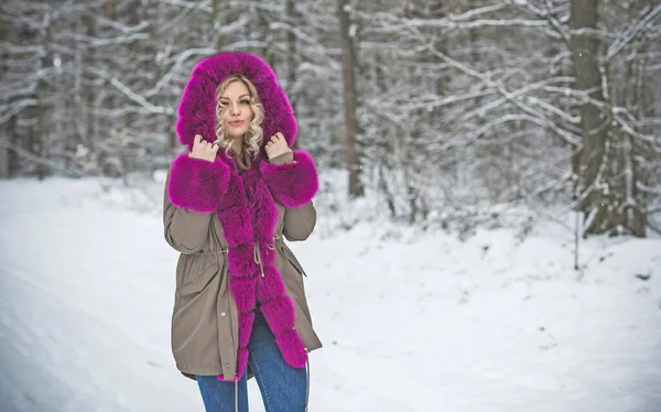 Όμορφη Γυναίκα Μια Βόλτα Στο Χειμερινό Πάρκο Κάνει Κρύο Μια — Φωτογραφία Αρχείου