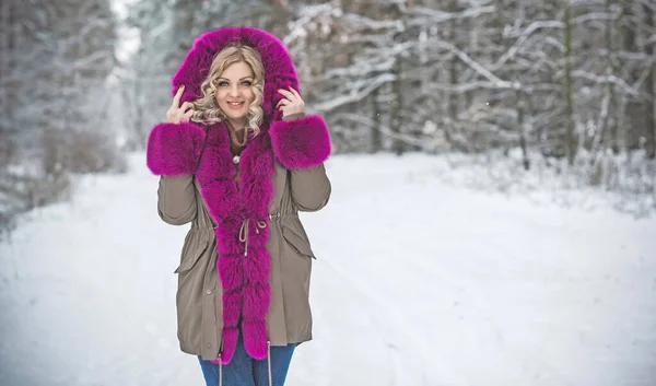 Красива Жінка Прогулянці Зимовому Парку Холодний Час Гарна Жінка Середнього — стокове фото