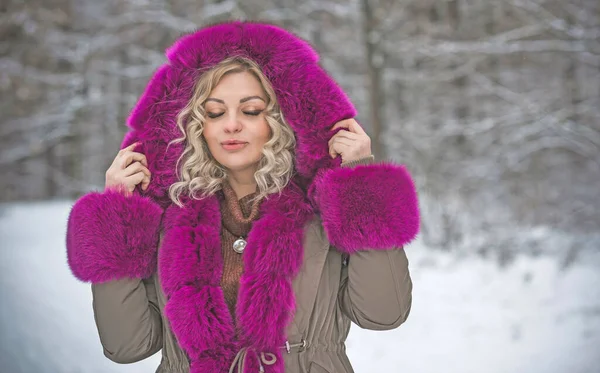 Hermosa Mujer Paseo Por Parque Invierno Tiempo Frío Una Mujer — Foto de Stock