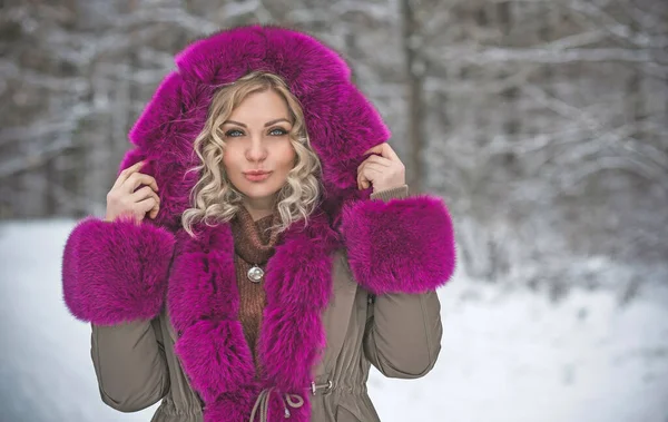Mooie Vrouw Een Wandeling Het Winterpark Koude Tijd Een Mooie — Stockfoto