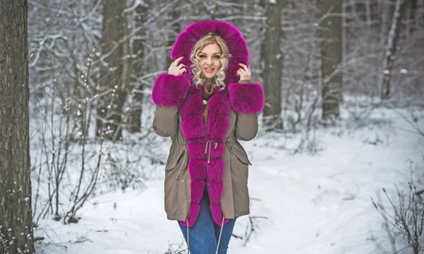 Красивая Женщина Прогулке Зимнем Парке Холодно Милая Женщина Средних Лет — стоковое фото
