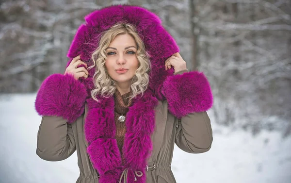 Vacker Kvinna Promenad Vinterparken Kall Tid Trevlig Medelålders Storlek Kvinna — Stockfoto