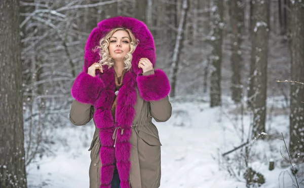 冬の公園を歩く美しい女性 寒い時だ 通りに立つ素敵な中年プラスサイズの女性 ファッションライフスタイル — ストック写真