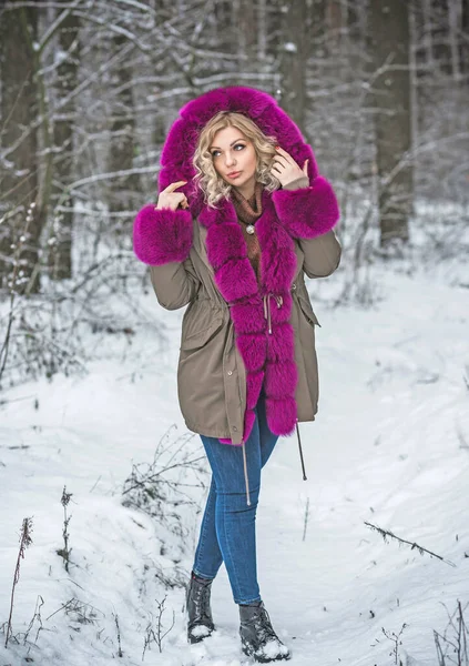 Kış Parkında Yürüyüş Yapan Güzel Bir Kadın Soğuk Zamanlar Orta — Stok fotoğraf