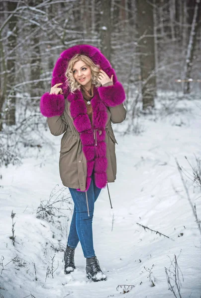 美丽的女人在冬季公园散步 冷的时间 一个漂亮的中年妇女站在街上 时尚生活方式 — 图库照片