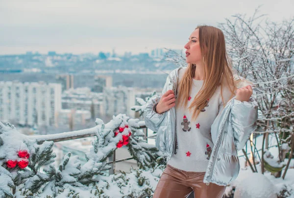 Férias Inverno Mulher Livre Cidade Europeia Conceito Tempo Natal — Fotografia de Stock
