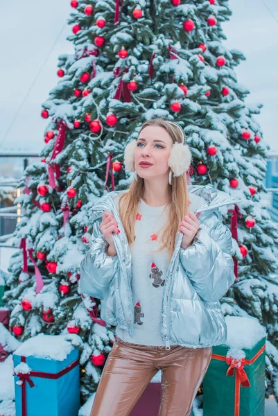 冬の休日 ヨーロッパの都市で女性の屋外 クリスマスの時間の概念 — ストック写真