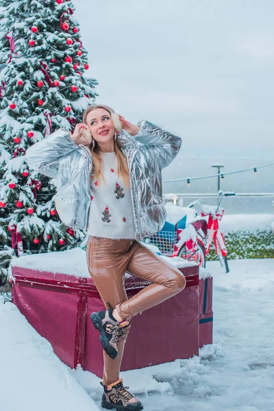 Zimní Prázdniny Žena Venku Evropském Městě Koncept Vánočního Času — Stock fotografie