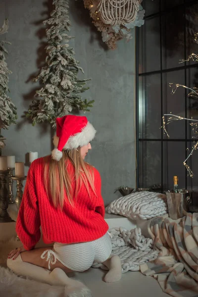 圣诞晚会的图解 新年在家里 美丽的欧洲或美国女士在度假 舒适的家气氛 — 图库照片