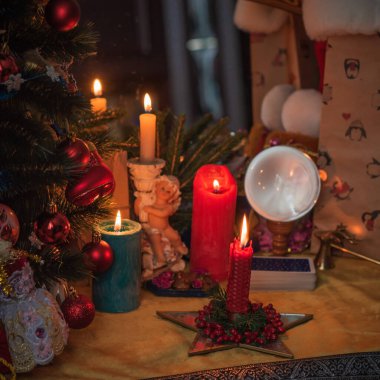 Kış Noel zamanı konsepti. Evde dekorasyon, yeni yıl için detaylar ve fikirler