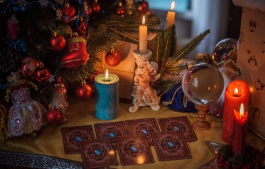 Noel kehaneti kavramı, tarot kartları ve diğer sihirler. Avrupa, Ukrayna. Kiev 31 Aralık: İllüstrasyon Editörü