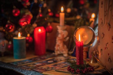 Noel, cadı ya da putperest enerji büyüsü ayini. Noel arifesi kehaneti. Hayatına aşkı, parayı ve şansı çekmek. Mum büyüsü.  